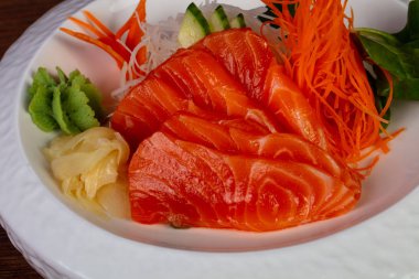 Japon soğuk sashimi somon ile