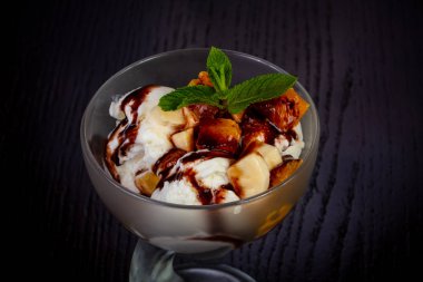 Karamel, şeftali ve muz ile lezzetli dondurma alıntılar