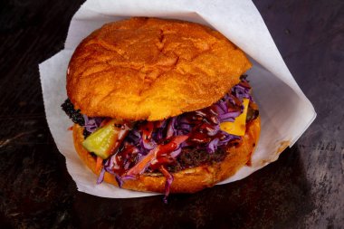 Burger çekti domuz ve kırmızı lahana