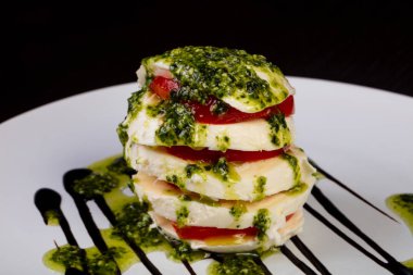 Ispanak ve sos lezzetli caprese salatası