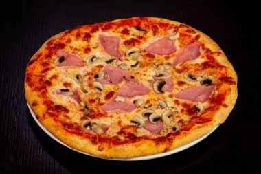 Jambonlu ve peynirli lezzetli pizza.