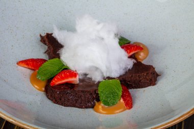 Nane brownie kek çilek ile hizmet