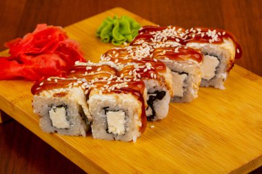 Yılan balığı ve yumuşak peynir rulo