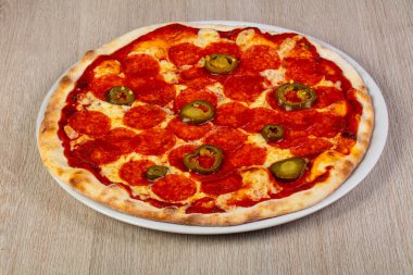 Pizza biberli sosis ve biber