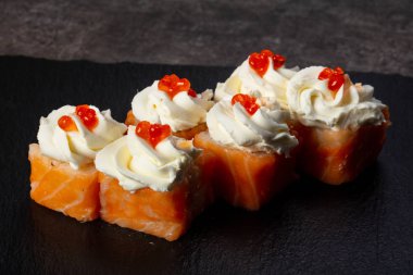 Japon geleneksel rulo somon ile