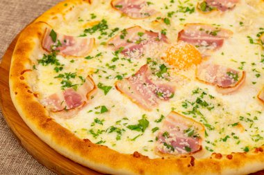 Pizza Carbonara jambon ve yumurta