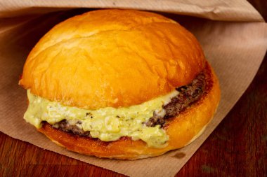 Sığır eti ile ev yapımı lezzetli burger