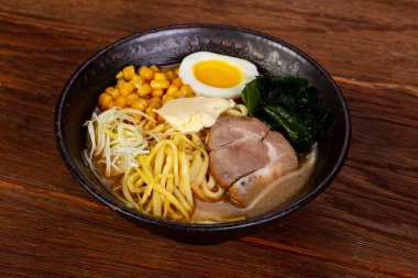 Domuz eti ve yumurta ile Japon Ramen çorbası