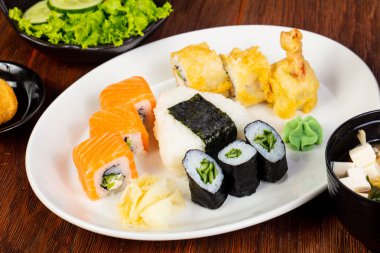 Japon Suşi ve rulo ile salata ve miso çorbası ayarla