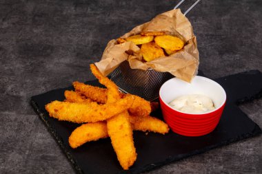Soslu balık ve patates kızartması