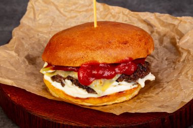 Etli ve peynirli hamburger.