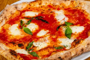 Pizza Margarita peynir ve domates sos ile