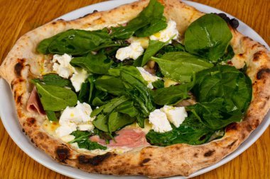 Pizza jambon, buratta ve ıspanak ile