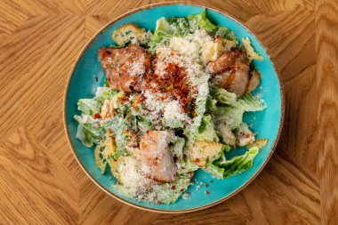 Tavuk ve parmesan peynirli sezar salatası.