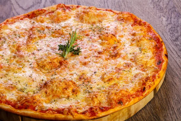 Heiße Margarita Pizza Mit Rosmarin — Stockfoto