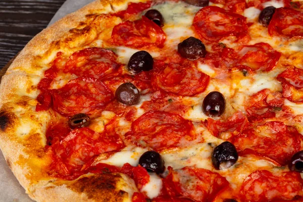 Вкусная Пицца Olivia Gorgonzola Салями Оливками — стоковое фото