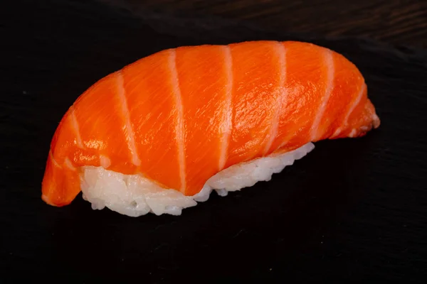 Tasty Traditional Japanesse Salmon Sushi — Stock Photo, Image
