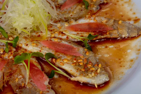 ドラーダ魚とソースのカルパッチョ — ストック写真