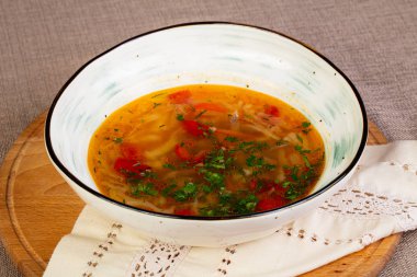 Sığır eti ile sıcak lahana çorbası