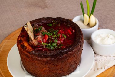 Et ve ekmek lahana ile geleneksel Borsch
