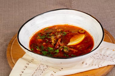 Geleneksel Solyanka çorba, et