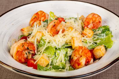 Karides ve parmesan peynirli Sezar salatası.