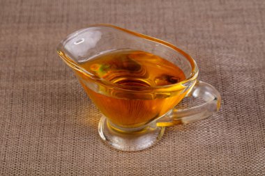 Kabın içinde sıvı sarı bal