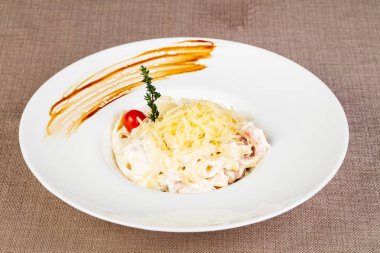 İtalyan makarna Carbonara pastırma ile