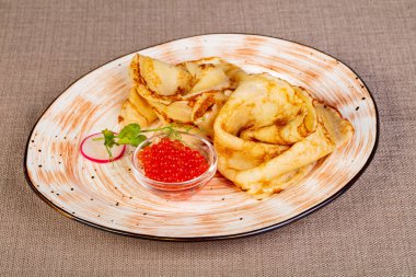 Rus sıcak krep kırmızı havyar ile