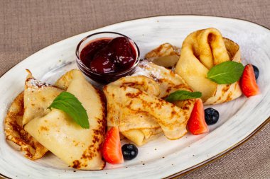 Krep reçel ve çilek ile