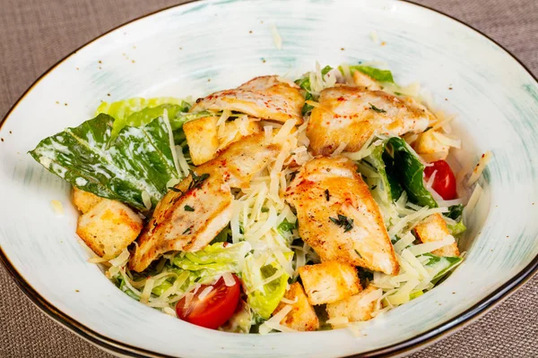 Ensalada César Con Pollo Queso Parmesano — Foto de Stock