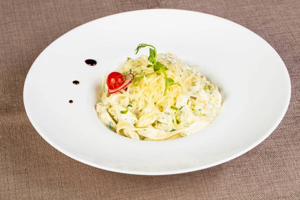 Pasta Med Ostsås Och Basilika — Stockfoto