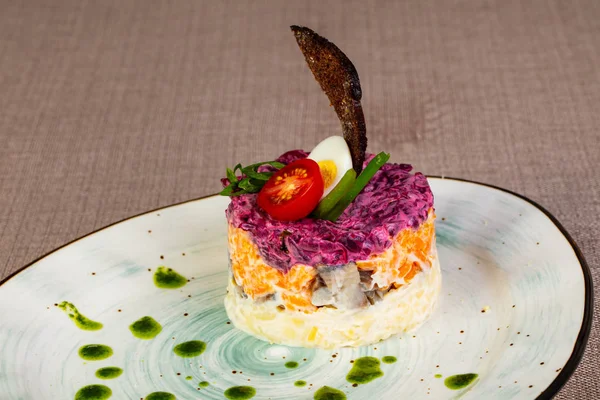 俄罗斯传统沙拉配鲱鱼和甜菜根 — 图库照片