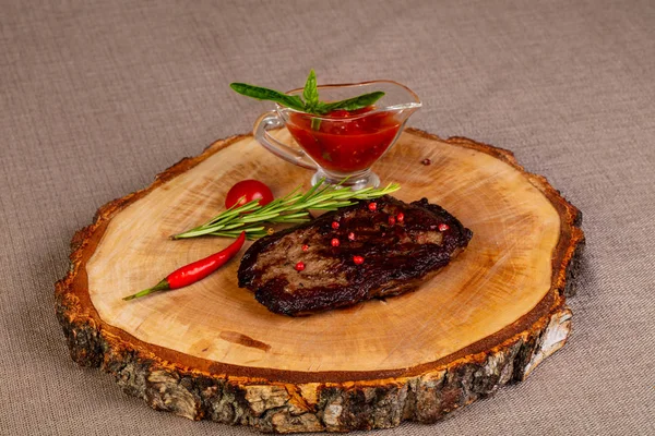 Filete Res Parrilla Con Pimienta Roja —  Fotos de Stock