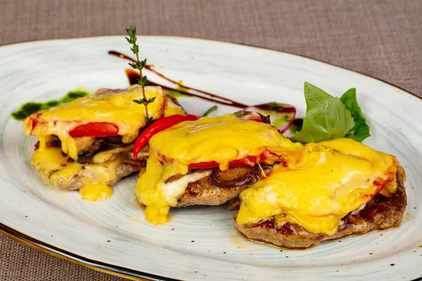 Peynir ve mantarlı tavuk göğsü