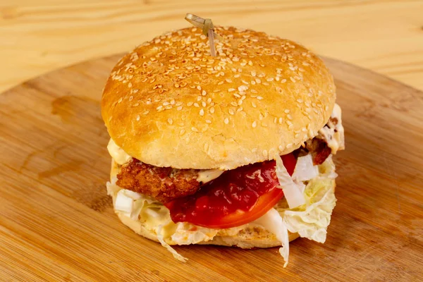 Domowy Hamburger Pomidorów Sałatką — Zdjęcie stockowe
