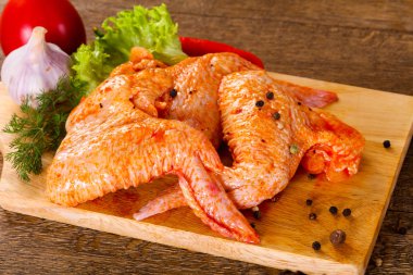 Marine edilmiş tavuk kanat ızgara ve Barbekü