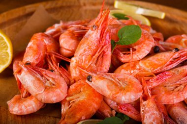 Limon ve otlar ile haşlanmış karides