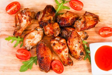 Soslu tavuk kanadı kavrulmuş