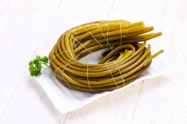 Kabın içinde turşu ramsons yığın