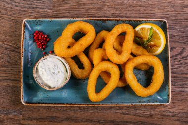 Hizmet limon sos ile kalamar halkaları