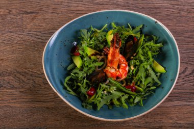 Avokado ve rucola deniz ürünleri salatası