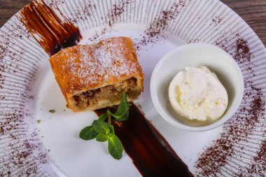 Nane yaprakları Apple strudel dondurma ile servis