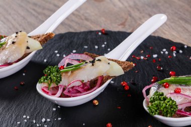 Wirh soğan ve ekmek ringa snack