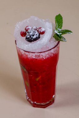 Nane yaprağı ile Berry güler yüzlü