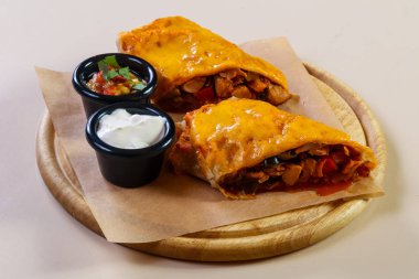 İki soslu tavuklu böreği