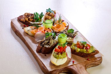 Balık ve sebze ile İspanyol bruschetta karıştırın