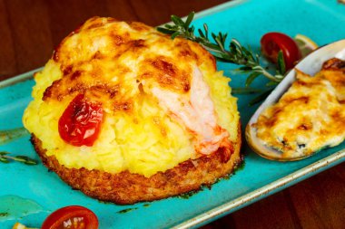 Balık göğsü ile karides ve midye