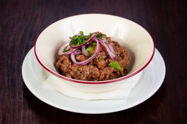 Çekti domuz soğan ve otlar ile