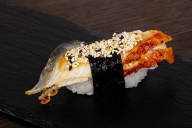 Lezzetli susam suşi algler tarafından bağlı